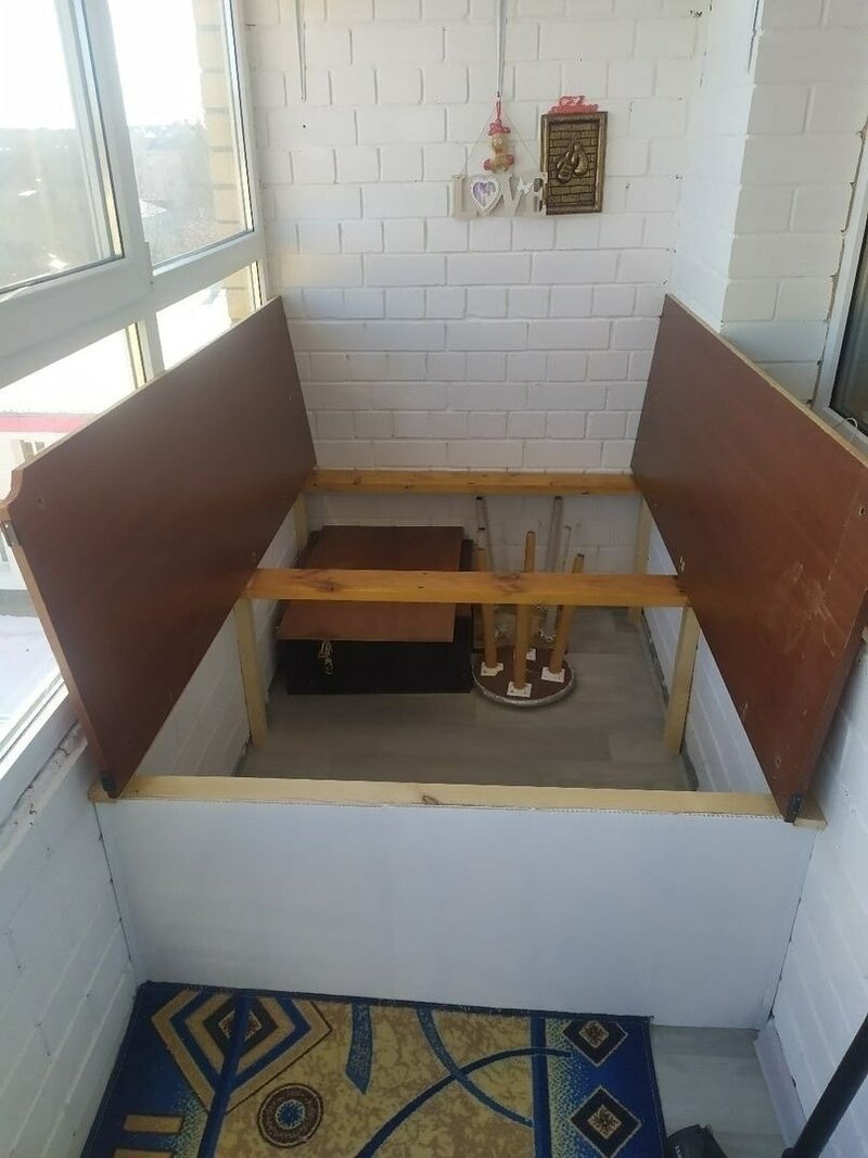 Диван из шкафа на балконе 95 фото