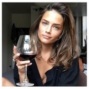 Jessica on Instagram: "Hmmm wine time in NYC #newyork" Beauty, Hair, Coconut oil tanning