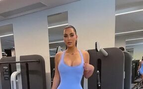 Kim Kardashian posa na academia com macacão colado e recebe elogios: 'Rainha fitness' - GQ Celebridades