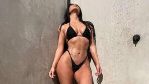 Desolato sabbioso ufficio postale kim kardashian bikini body Gocciolante Sta piangendo 鍔