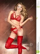 Белокурая сексуальная девушка в красном женское бельё Стоковое Фото - изображение насчитывающей рука, совершенно: 66194540