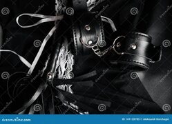 Manette E Frusta Per BDSM E Costume Di Cuoio Della Domestica Per I Giochi Di Ruolo Fotografia Stock - Immagine di adulto, gioco: