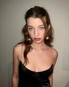 "Идеальная девушка": 16-летняя дочь Миллы Йовович в элегантном платье вызвала восхищение в Сети - Знак бесконечности