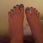 Lagen Hope Higginbotham в Instagram: "Painted my toenails blue w/ gold sparkles"