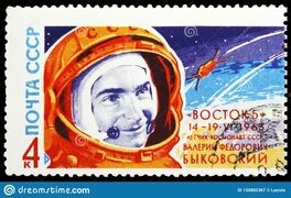 Портрет космонавта V F Bykovsky и ракета, второе Serie космического полета группы, около 1963 Редакционное Фотография - изображе