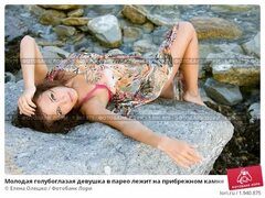 Молодая голубоглазая девушка в парео лежит на прибрежном камне. Стоковое фото № 1940875, фотограф Елена Олешко / Фотобанк Лори