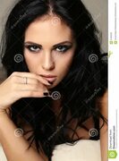 Красивая женщина с длинными темными волосами и ярким составом, носит элегантное женское бельё Стоковое Изображение - изображение