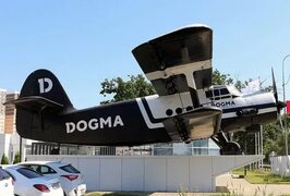 В Краснодаре местная строительная компания "Dogma" оригинально оформила свой жилищный комплекс "Самолет". Она установила.. 2023