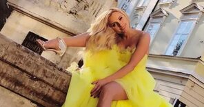 Ирина Федишин в желтом платье-зефирке полетала над Львовом - фото - Гламур