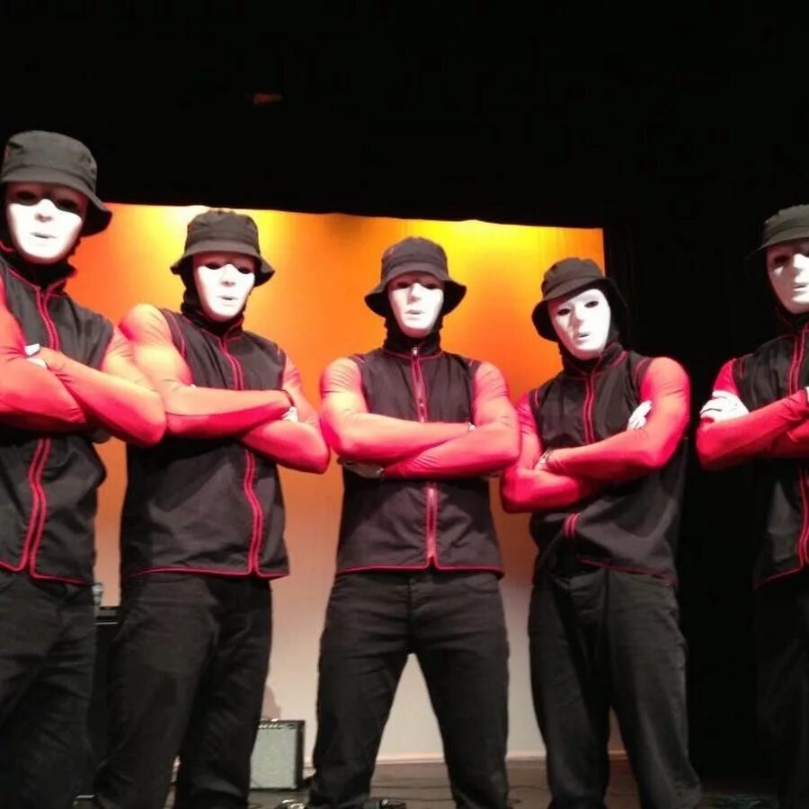 Группа крю танцы. Группа Jabbawockeez. Jabbawockeez 2003. Jabbawockeez 2022. Jabbawockeez танцоры.