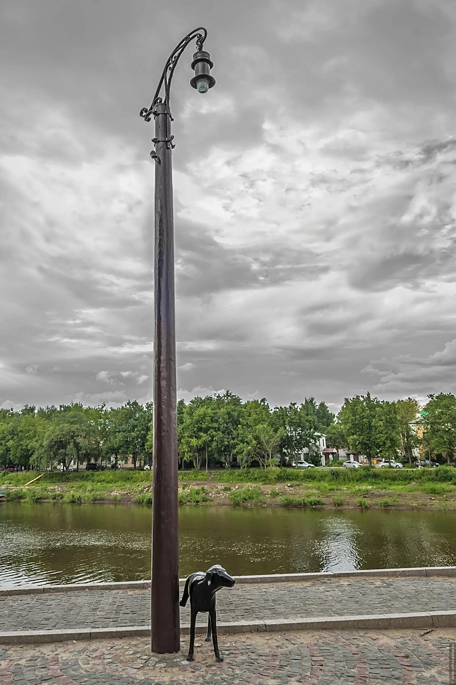 памятник со столбом. скульптура на фасаде. статуя на шпиле мюнхен. статуя столб. статуя столб.