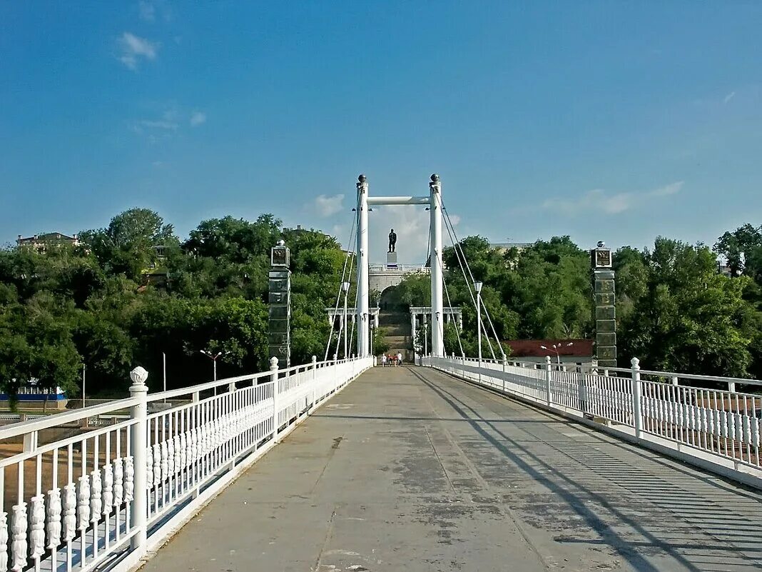 Набережная Урал мост Оренбург. Пешеходный мост Европа-Азия Оренбург. Оренбург мост на набережной Европа Азия.