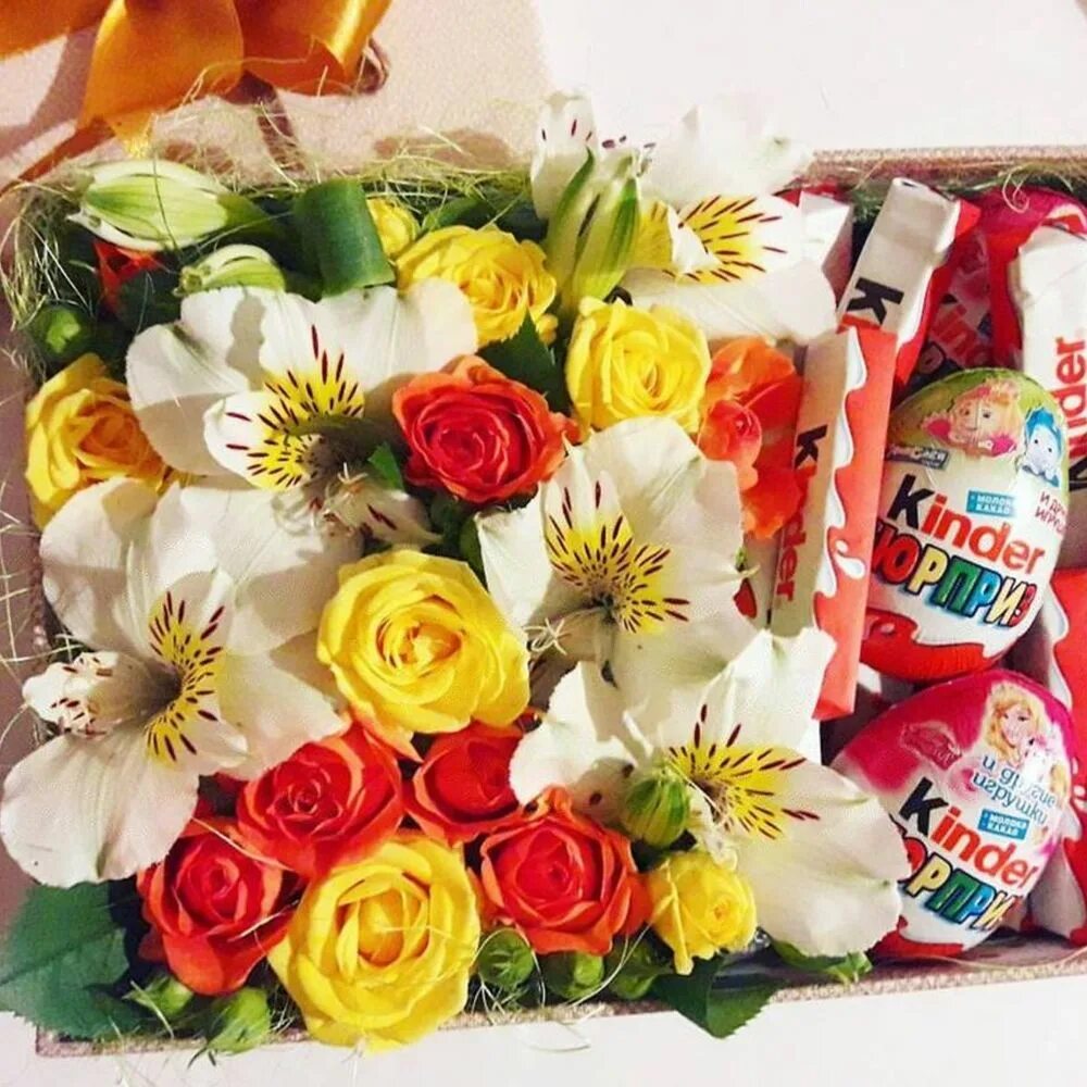 Живые цветы конфеты. Коробка с цветами и конфетами. Букет "сладость". Букет с конфетами и цветами. Цветы с конфетами в коробке.