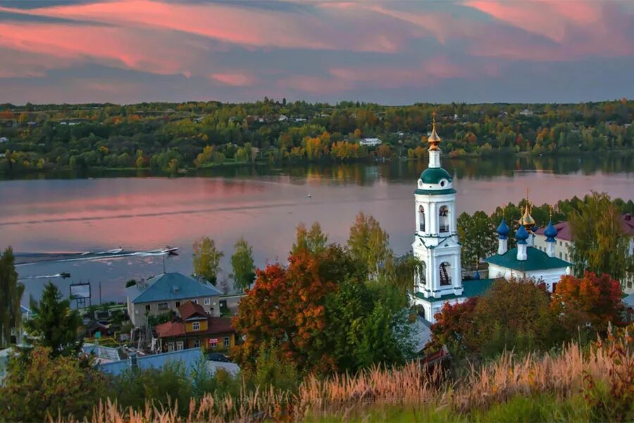 Малые города ивановской. Плес на Волге Ивановская область. Река Волга Плес. Плесс Волга Ивановская область. Река Волга в городе Плёсе.