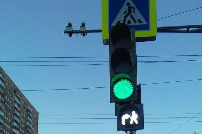 Бело-лунные секции светофоров. Светофор с доп секцией. Доп секция светофора для пешеходов. Светофор для пешеходов.