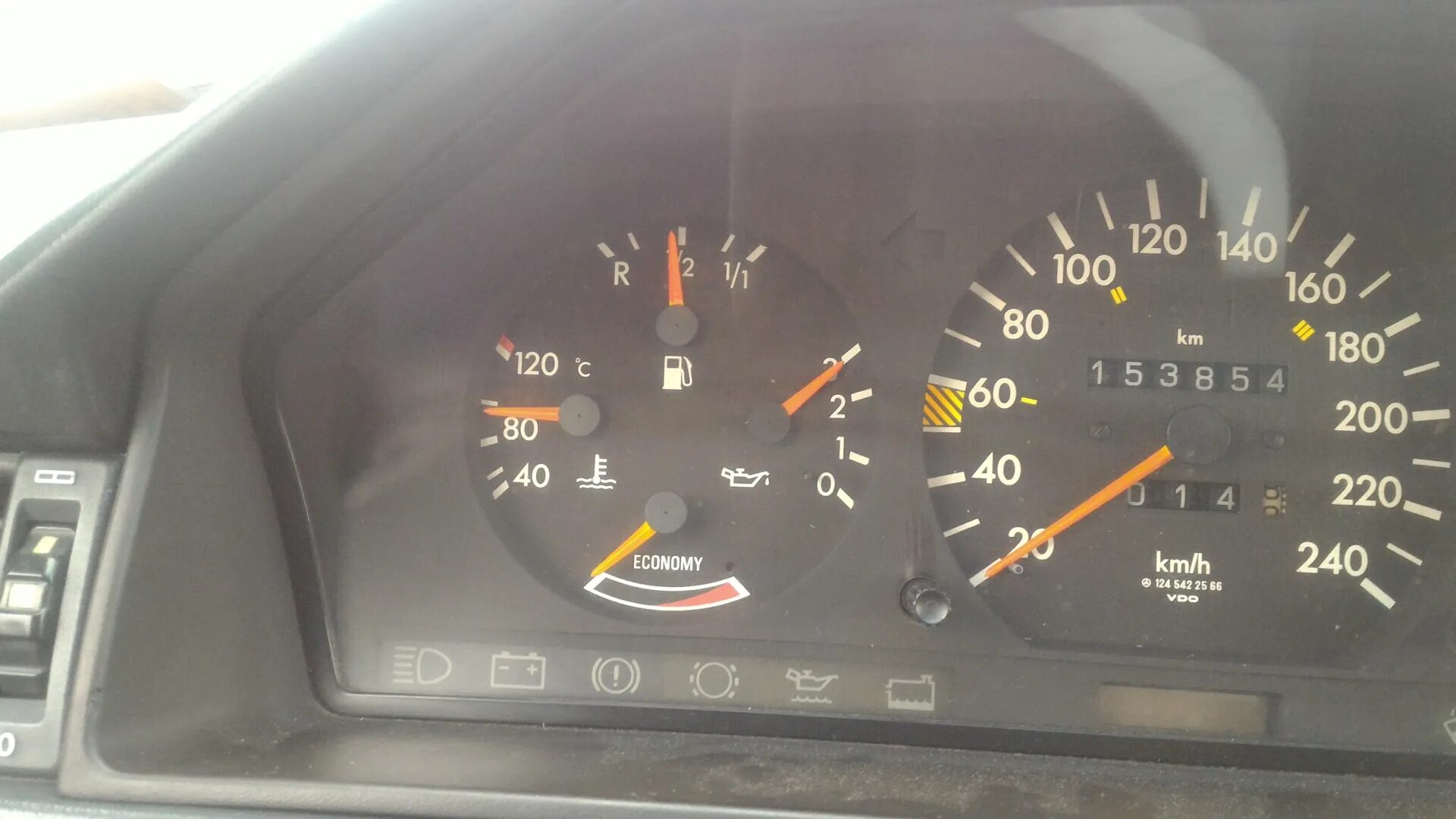 Рабочая температура двигателя м111 мерседес. Мерседес 124 экран вместо градусника. Величина сопротивления датчика внешней температуры w124 мерседес. Дисплей наружной температуры мерседес 124. Блок температуры w124.