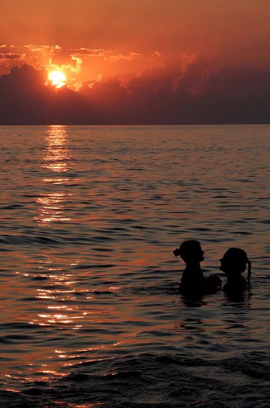 двое купаются. влюбленные купаются в море. солнце море и любовь. влюбленные на речке. парень и девушка купаются в море.