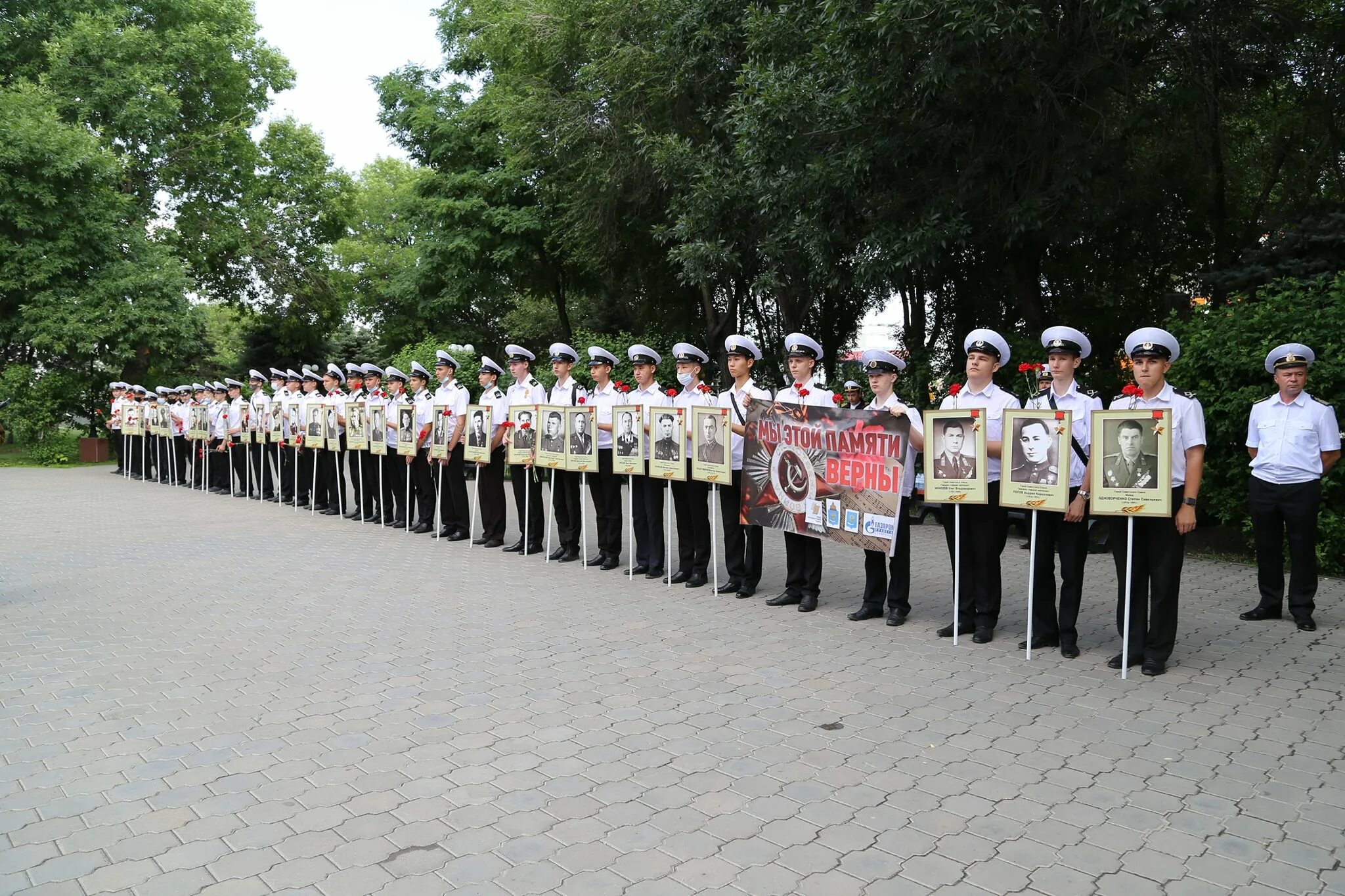 Акция линейка памяти 2024. Братский садик Астрахань. Линейка памяти на театральной 13 июня. Фотосессия людей Братский садик. Линейка памяти 15 февраля фоновая.