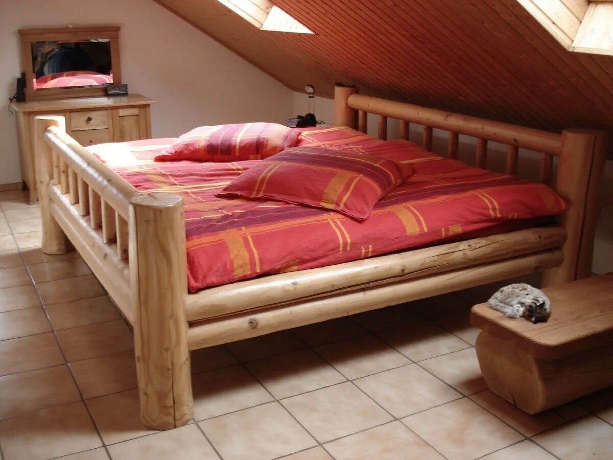 Двуспальная кровать дома дом. Кровать из бревен. Кровать из дерева. Кровать из брусков. Кровать двуспальная из бревна.
