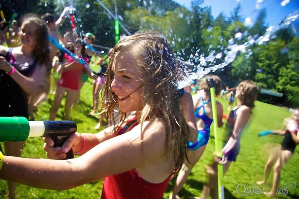 Water fights. Water Fight. Water Fight in Summer. Pool Water Fight. Summer Heat игра фото.