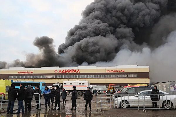 Пожар в тц адмирал. Пожар в тц адмирал. Пожар в тц адмирал. Пожар адмирал казань. Тц адмирал казань до пожара.