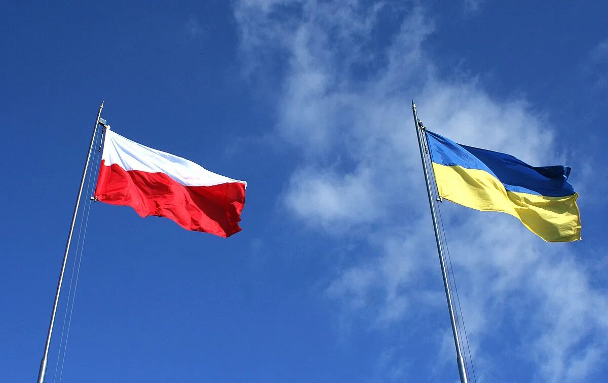 Украина и польша конфликт. Флаг Польши и Украины. Польский флаг и флаг Украины. Оукраина. Украинские флаги в Польше.