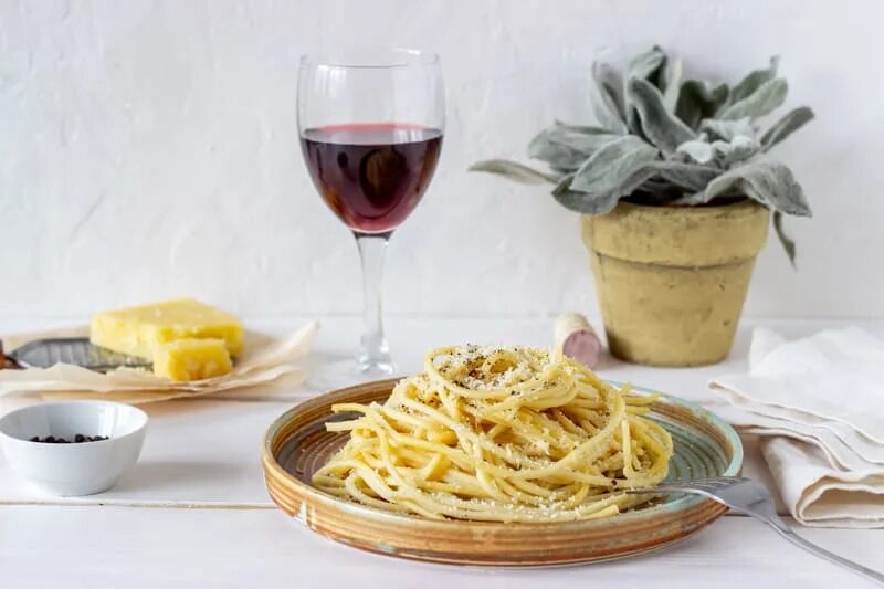 Cacio e pepe. Спагетти Качо е Пепе. Римская паста Тонарелли Cacio e Pepe. Спагетти Cacio e Pepe 890 с артишоками и сыром пекорино. Спагетти по римски.