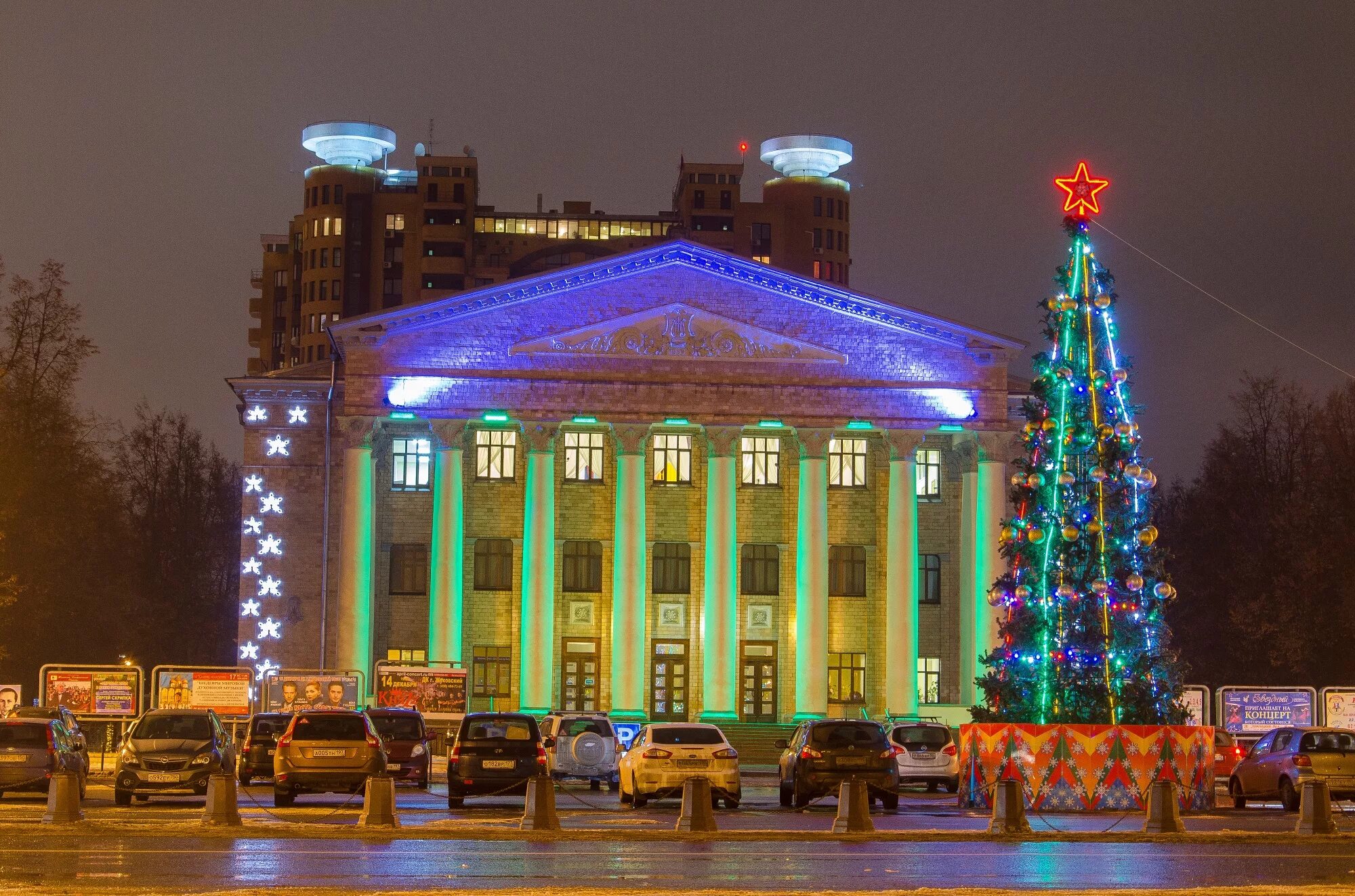 городская ёлка нижневартовск. город жуковский как украсили. елка дк жуковский. елка в жуковском. цдют бибирево новогоднее представление.