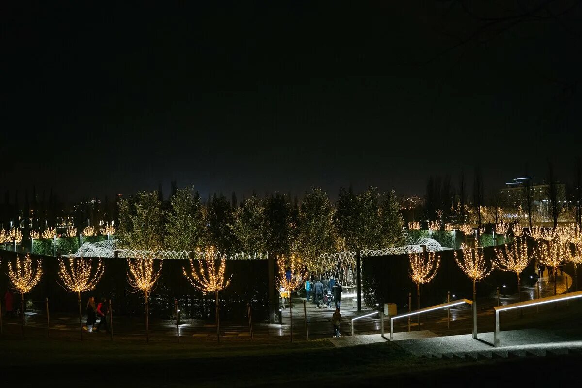 Лазерное шоу на 9 мая в парке галицкого. Парк галицкого в краснодаре иллюминация. Парк галицкого в краснодаре весной. Иллюминация в парке галицкого. Парк галицкого как работает в новогодние праздники.