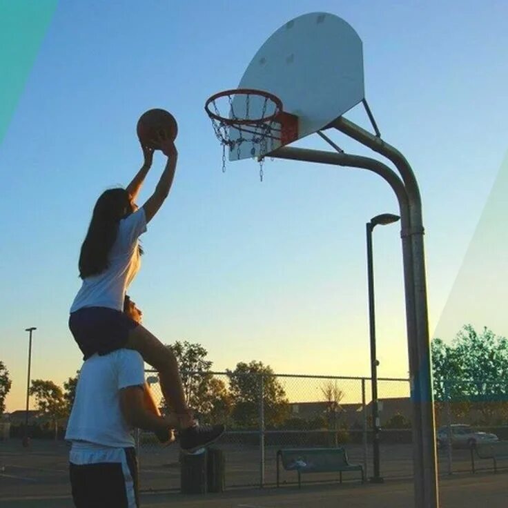 My friend plays basketball than me. Фотосессия на баскетбольной площадке. Девочка с баскетбольным мячом. Парень девушка баскетбол. Баскетбол картинки.