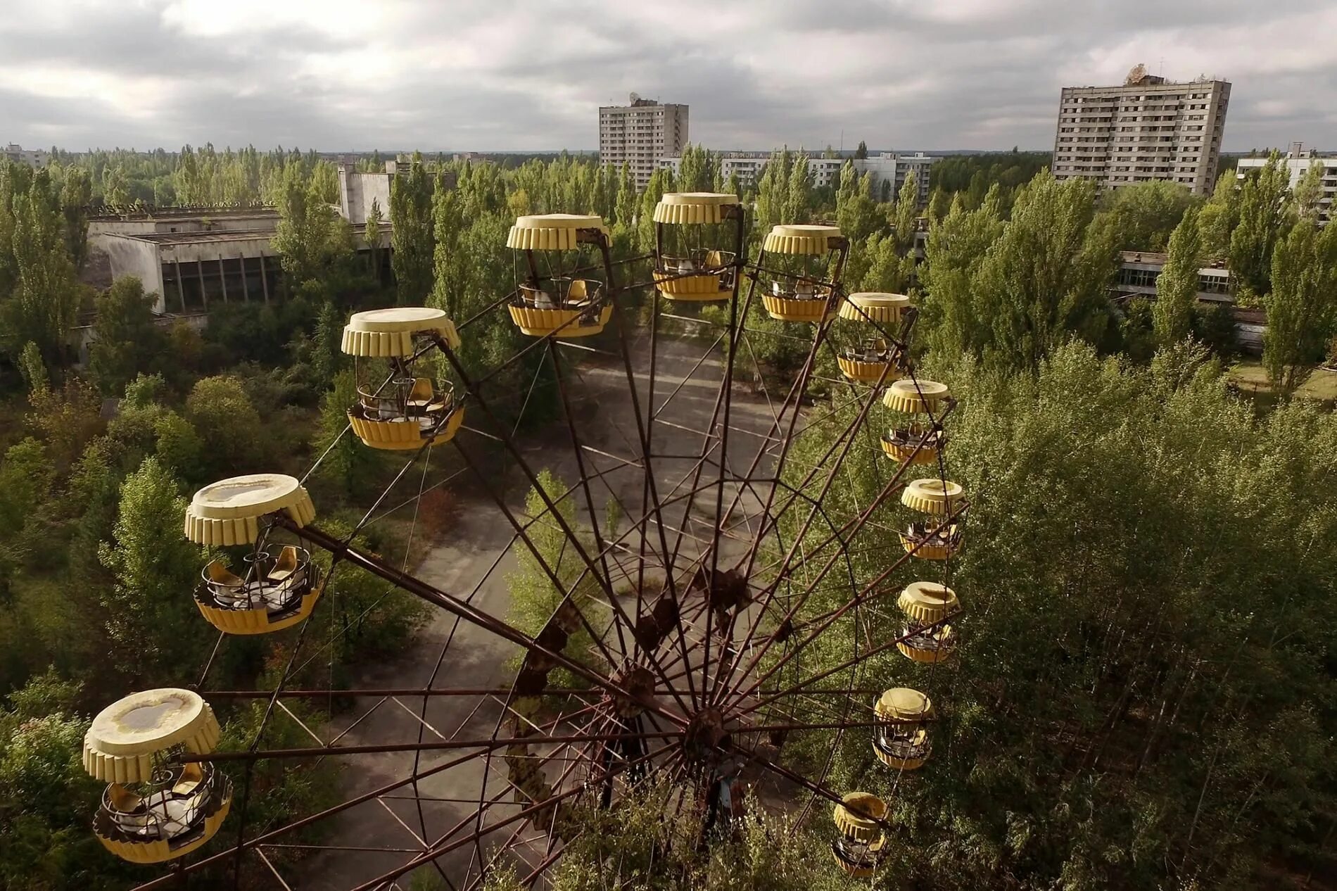 Город во франции припять. Припять парк аттракционов. Припять ЧЗО. Припять Чернобыль ЧАЭС зона отчуждения. Чернобыль зона отчуждения 1986.