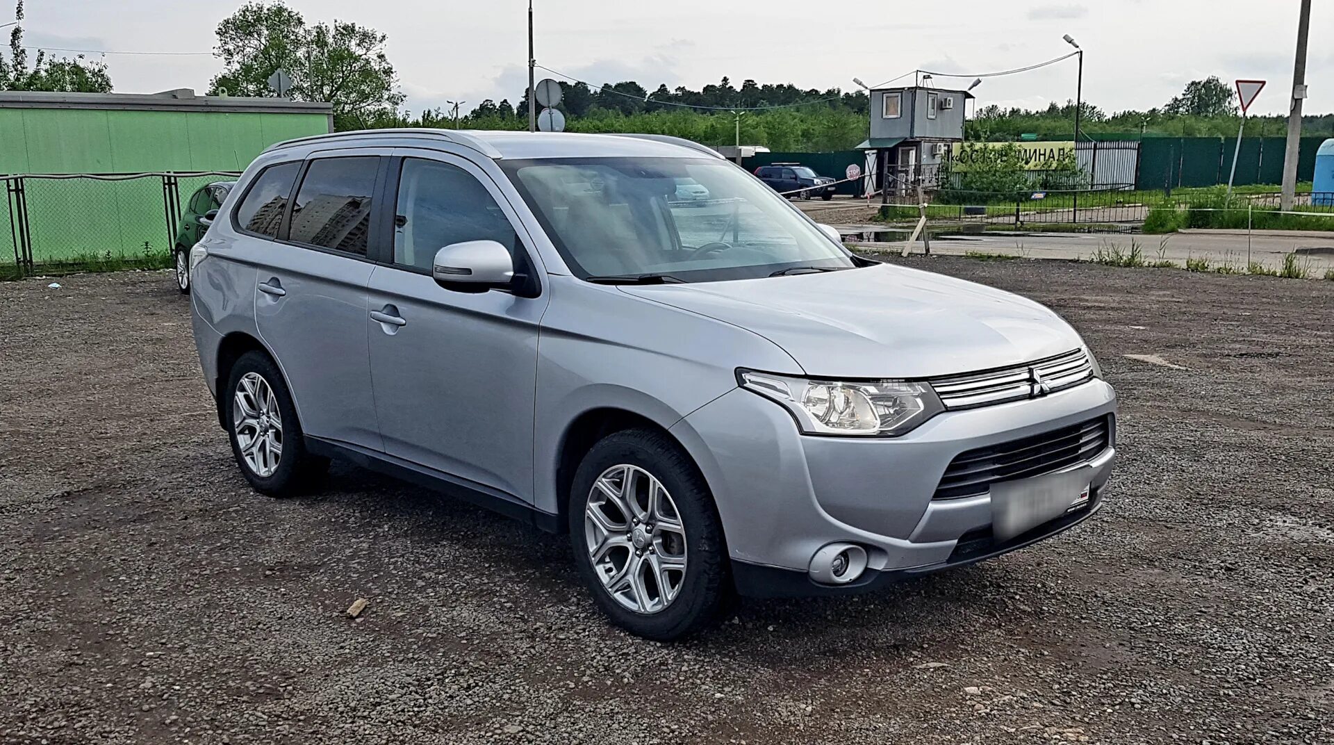 Шины мицубиси аутлендер 3. Мицубиси Аутлендер 3. Mitsubishi Outlander 2014. Mitsubishi Outlander PHEV диски. Mitsubishi Outlander 3 диски 17».