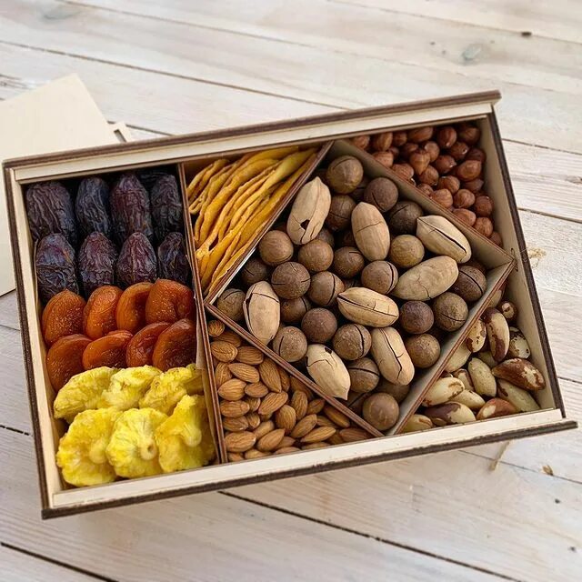 коробка для орехов подарочная. золотые орешки на елку. орех сувениры. деревянные коробочки для сухофруктов. макадамия и миндаль.