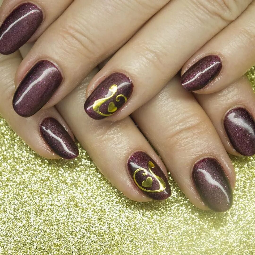 Дизайн лака кошачий глаз. Дизайн лака кошачий глаз. Маникюр кошачий глаз красный. Дизайн ногтей кошачий глаз. Маникюр на короткие ногти кошачий глаз.