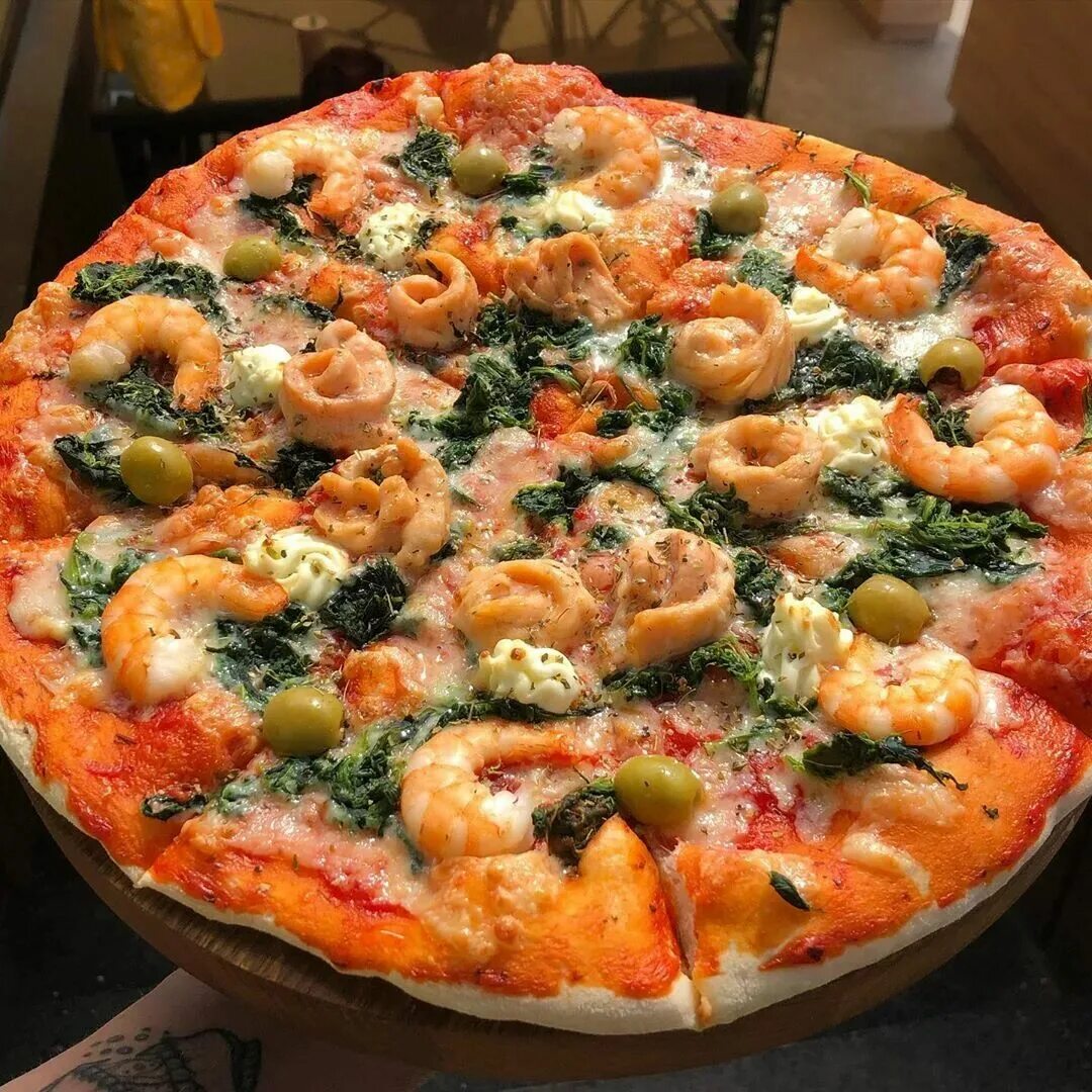 пицца с морепродуктами. домашняя пицца с морепродуктами. домашняя пицца с морепродуктами. пицца с красной рыбой фото. домашняя пицца с морепродуктами.