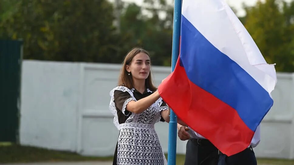 Поднятие государственного флага в школе. Подъем государственного флага в школе. Школьники с флагом. Поднятие флага РФ В школе. Национальные школы рф