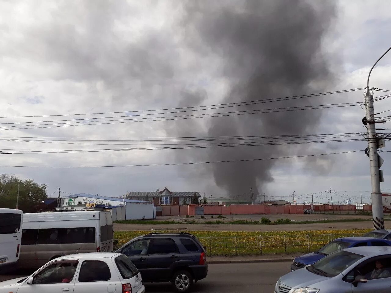 Работа на левом берегу омск. Омск пожар сейчас левый берег. Пожар в Омске сейчас на левом берегу. Пожарные Омск. Пожар на СТО В Омске.