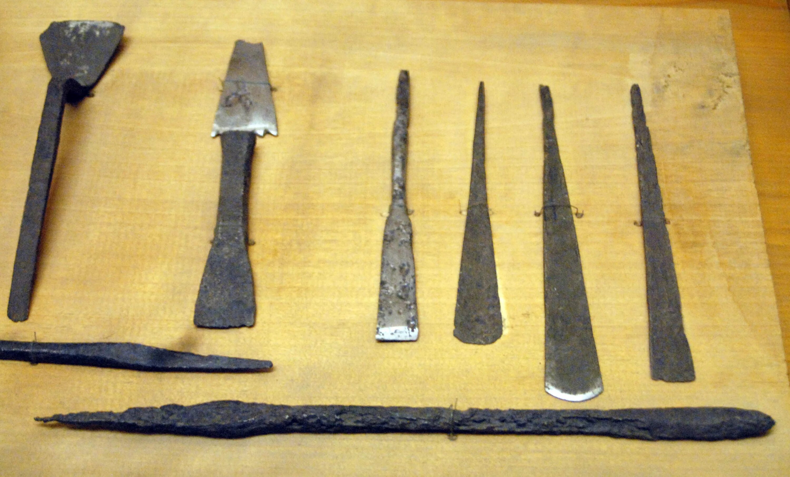 Инструменты добычи. Пешня 19 век. Железный век инструменты. Старинные железные инструменты. Ремесленные инструменты.
