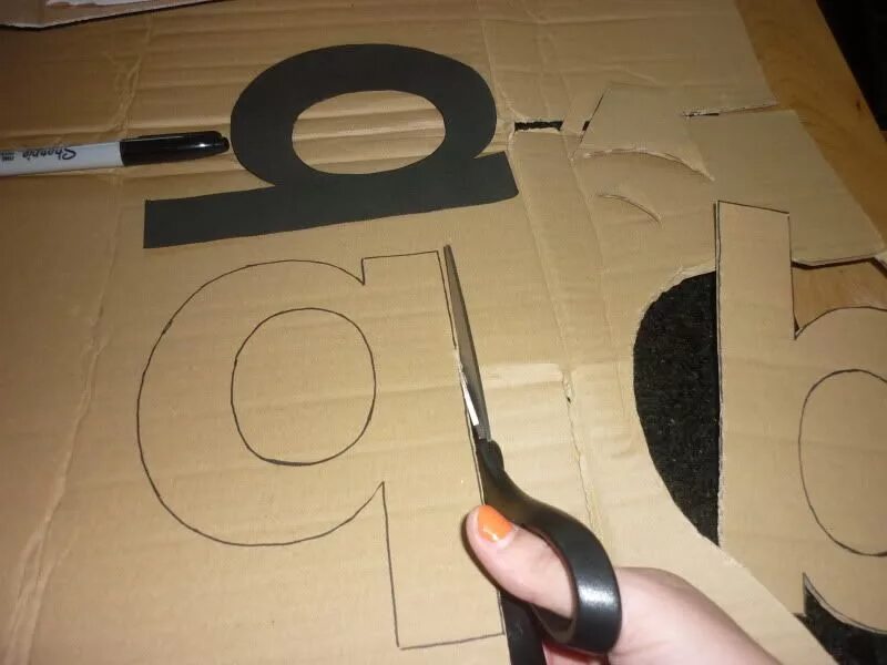 Объемные буквы из картона. Объёмные буквы своими руками из картона. Вырезать буквы из картона. Объемные буквы вырезать.