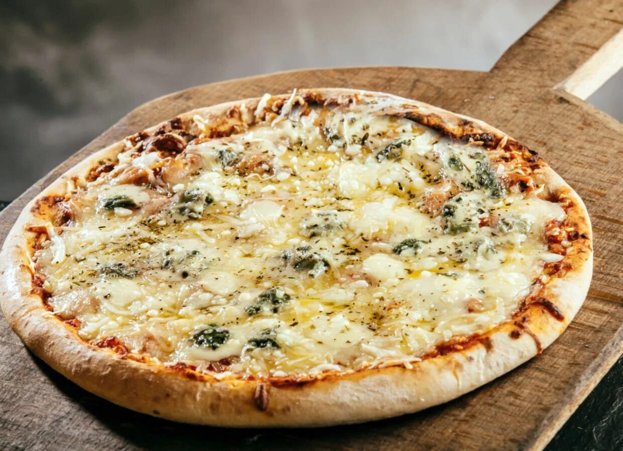 Сырная пицца. Пицца «четыре сыра» (quattro formaggi). Итальянская пицца 4 сыра. Пицца с сыром. Пицца с пармезаном.