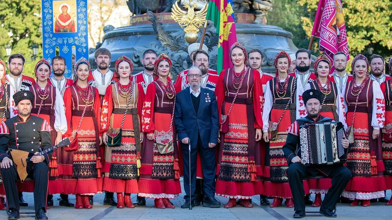 Кубанский казачий хор Краснодар. Государственный Академический Кубанский казачий хор. Кубанский Академический казачий хор Захарченко. Солист Кубанского казачьего хора Сорокин. Казачий хор руководитель