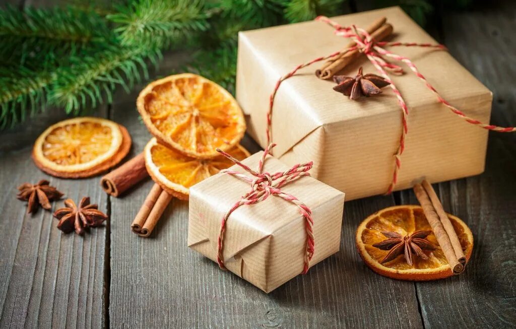 Украшение подарка апельсином и корицей. Упаковка подарков корица апельсин. Украшение подарков сушеными апельсинами. Подарки с сушеными апельсинами.