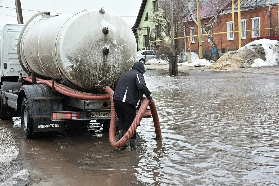 Откачка воды шахты. Ассенизатор вода. Откачка воды. Машина для откачки воды. Коммунальщики откачивают воду.