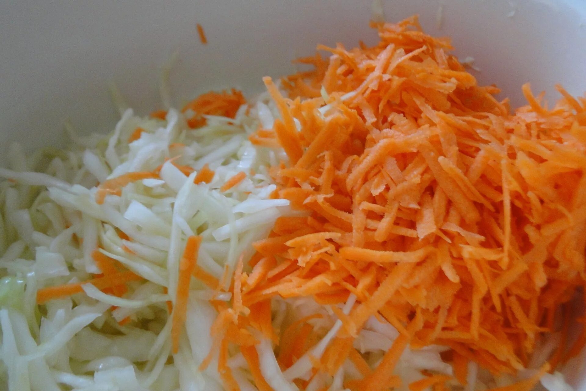 Крошу капусту. Капуста и морковь. Нашинкованная на терке морковь. Нашинкованная капуста. Морковка и капуста.