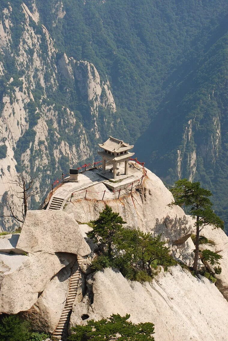 Гора Хуашань тропа смерти. Хуашань Шэньси. Горы Huashan Китай. Храм Хуаншань, Китай.