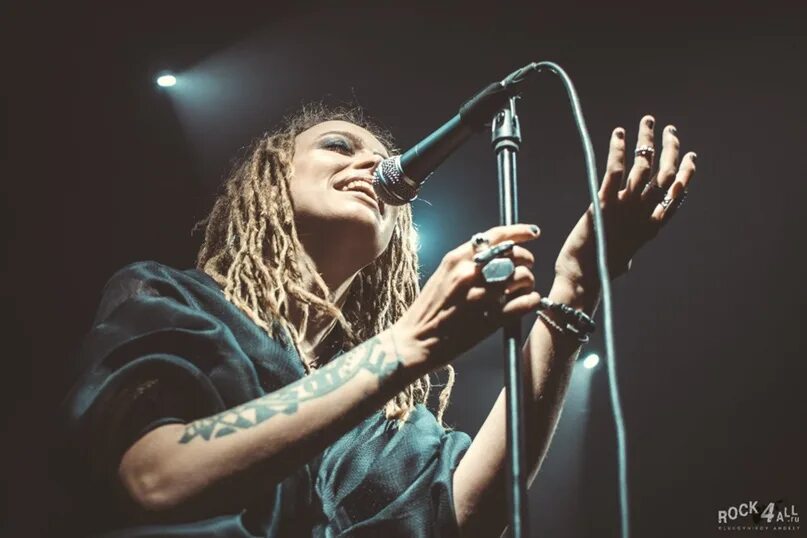 Алаи оли зачем ты под черного легла. Алай Оли. Alai oli музыкальная группа. Алаи лиан Луай. Alai oli - под крыльями Бытхи.