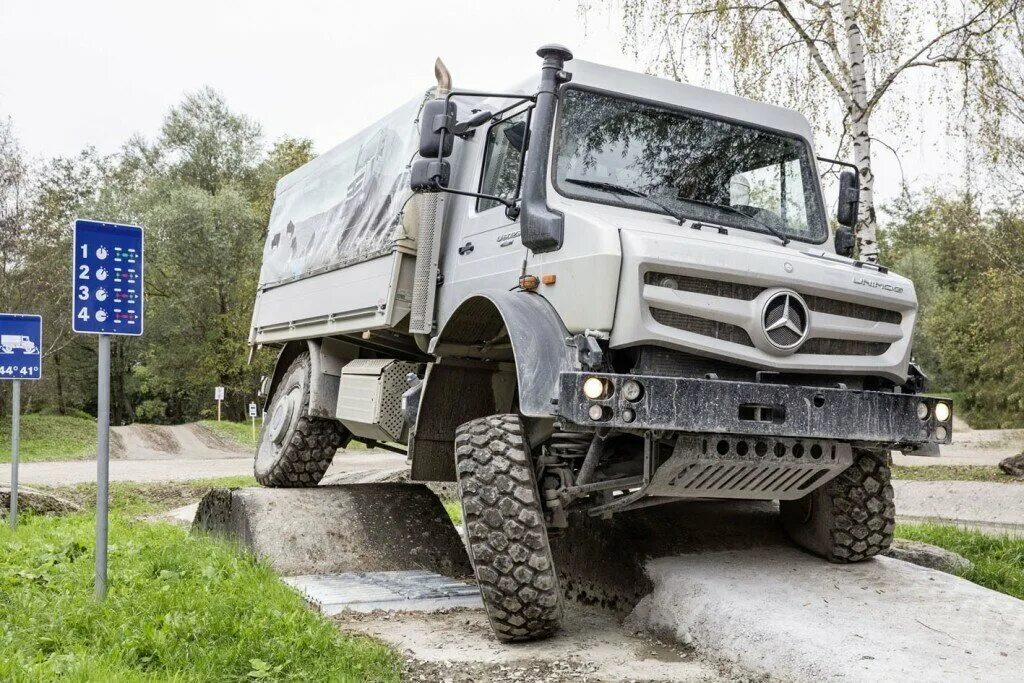 Универсальные грузовые автомобили. Unimog Mercedes-Benz. Mercedes Unimog. Mercedes Unimog u5023. Mercedes-Benz Unimog u 5023.