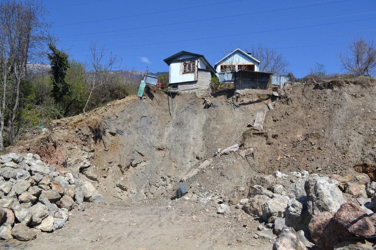 Оползень в Крыму 2021. Оползни в Ялте 2021. Оползни в ЮБК Крым. Оползни в Ялте. Обвал где