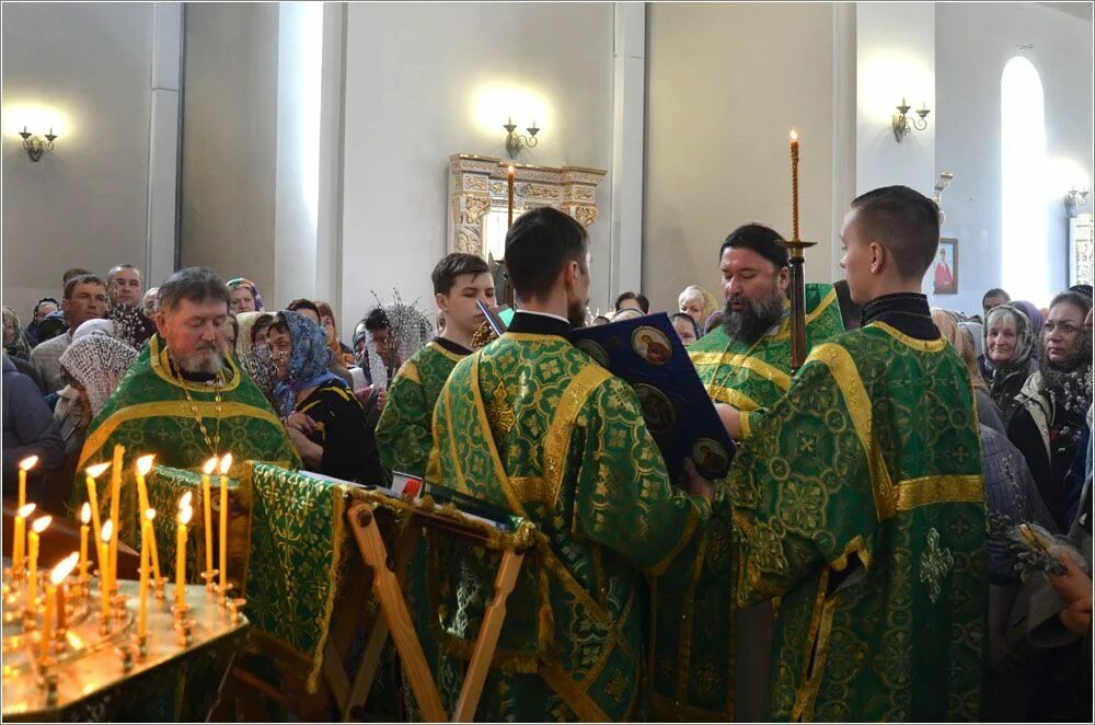 Церковный приход. Службы в уерквив Христово воскресенье. Рождество Христово. Литургия 13.04.