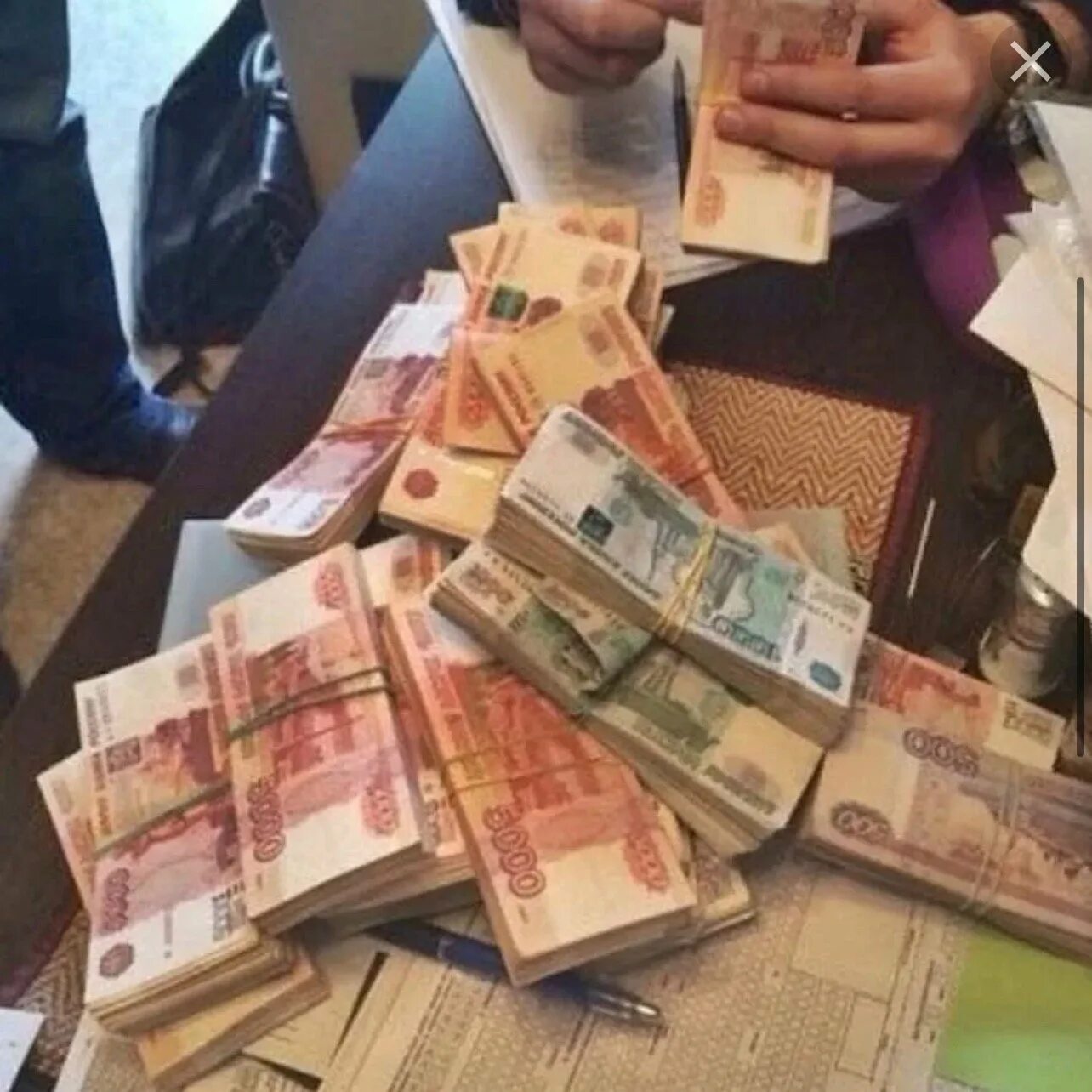 Больше 1 миллиона рублей. Много денег в руках. Большие деньги в руках. Деньги на столе. Много купюр в руке.
